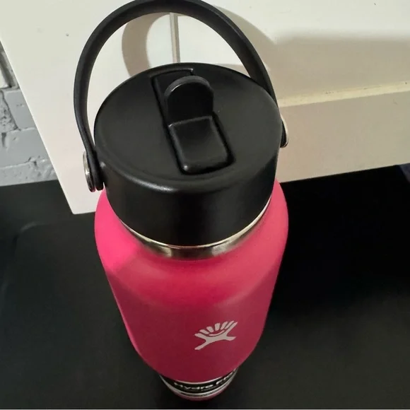 Hydro Flask 32oz Flex Straw Travel Bottle in Zinnia with Black Lid - Picture 4 of 6